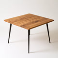 Table carrée en bois, coloris brun clair